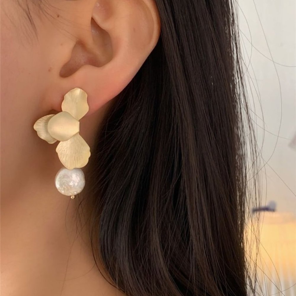 Irregular Retro Metal Petal Pearl Pendant Earrings - Picture 2 of 6